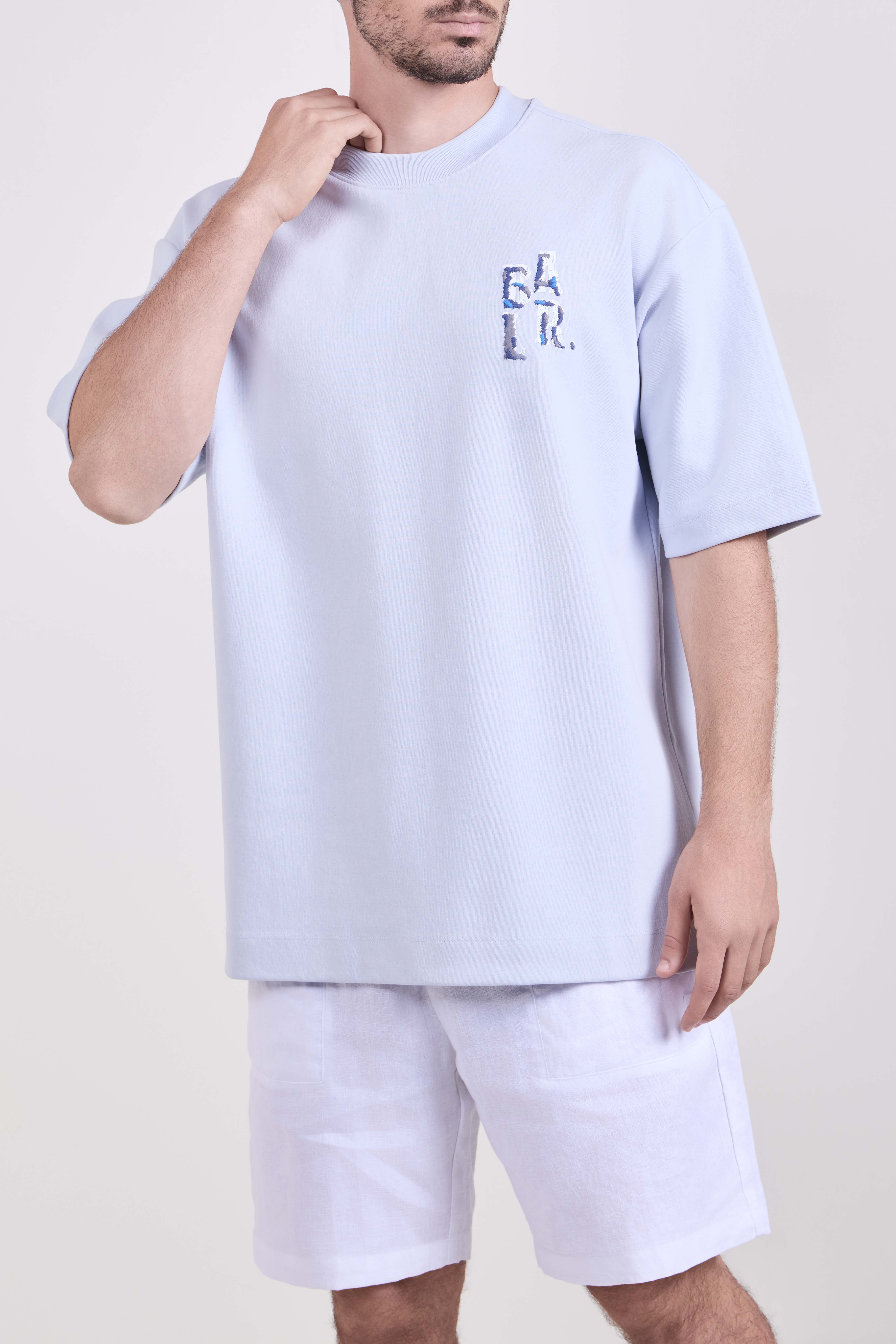 תמונת דוגמן קידמית של חולצת טי אוברסייז