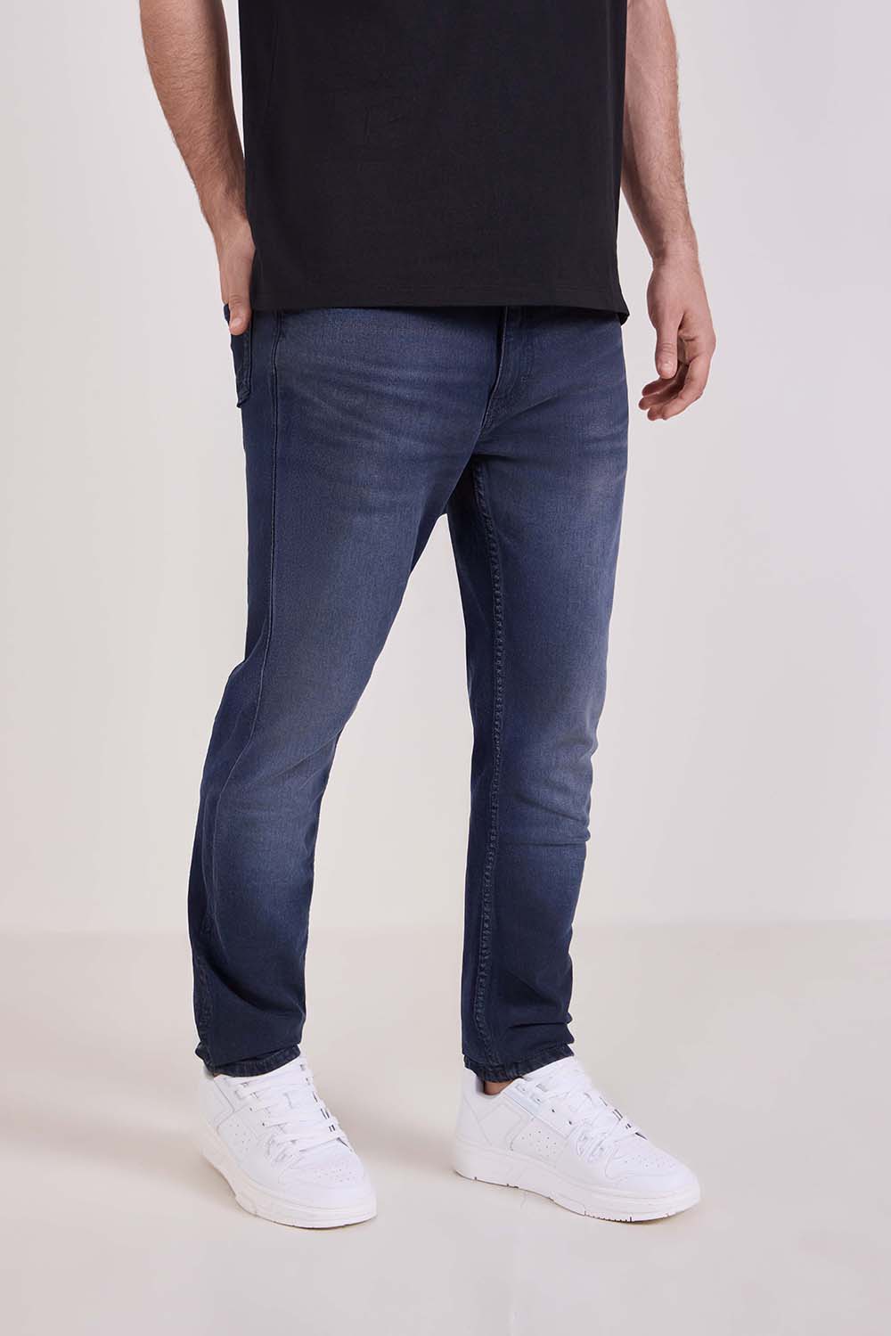 תמונת דוגמן קידמית של מכנסי ג'ינס בגזרה ישרה