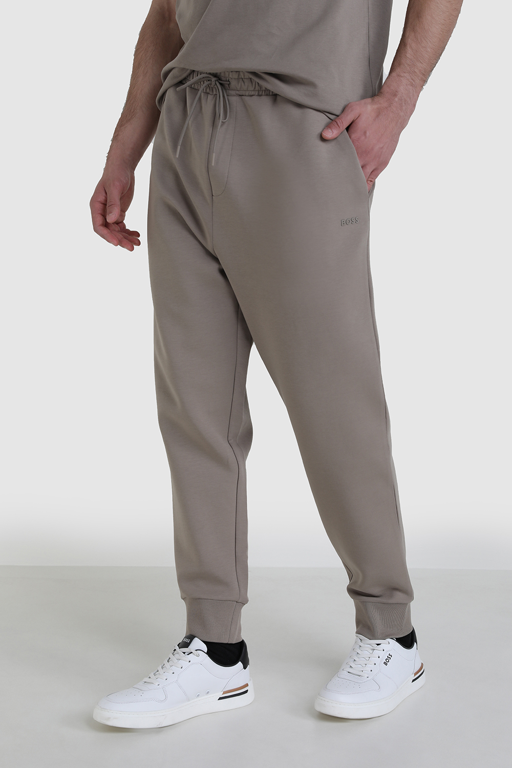 תמונת דוגמן קידמית של מכנסי ג'וג ארוכים