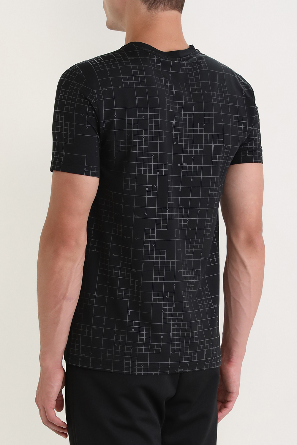 תמונת דוגמן אחורית של חולצת טי אקטיב גרפית עם אלמנטים זוהרים בחושך