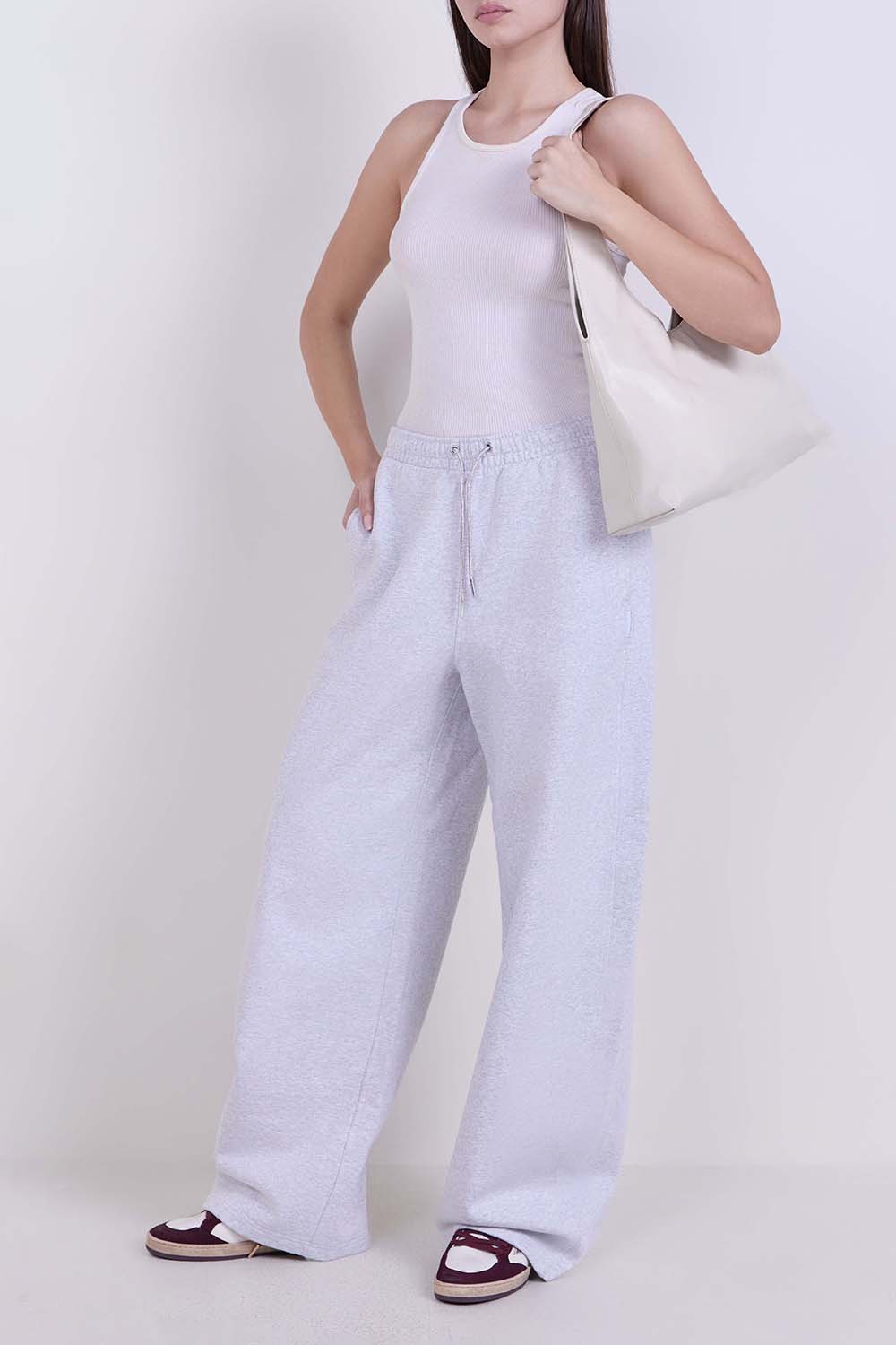 תמונת דוגמן קידמית של נעלי סניקרס בולסטאר