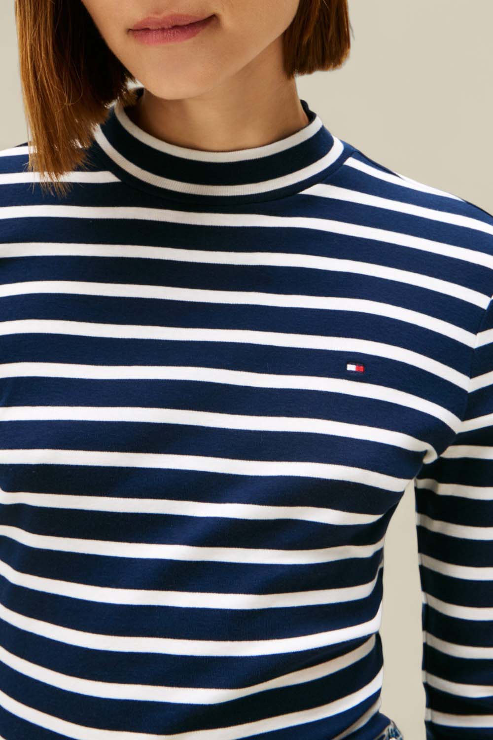 תמונת תקריב דוגמן של חולצת פסים ארוכה