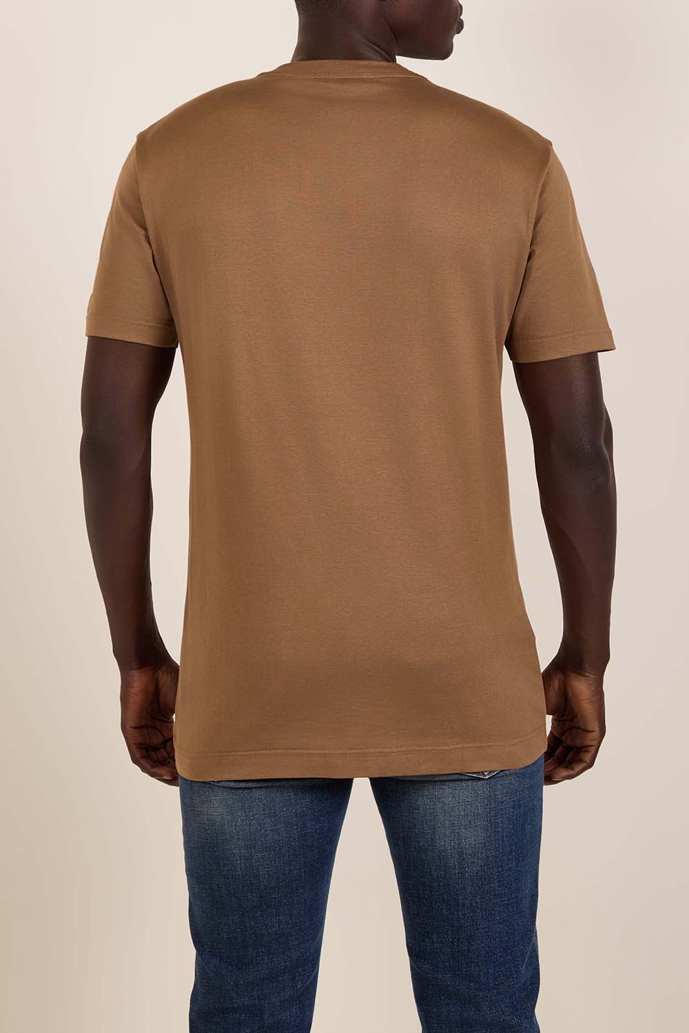 תמונת דוגמן אחורית של חולצת טי