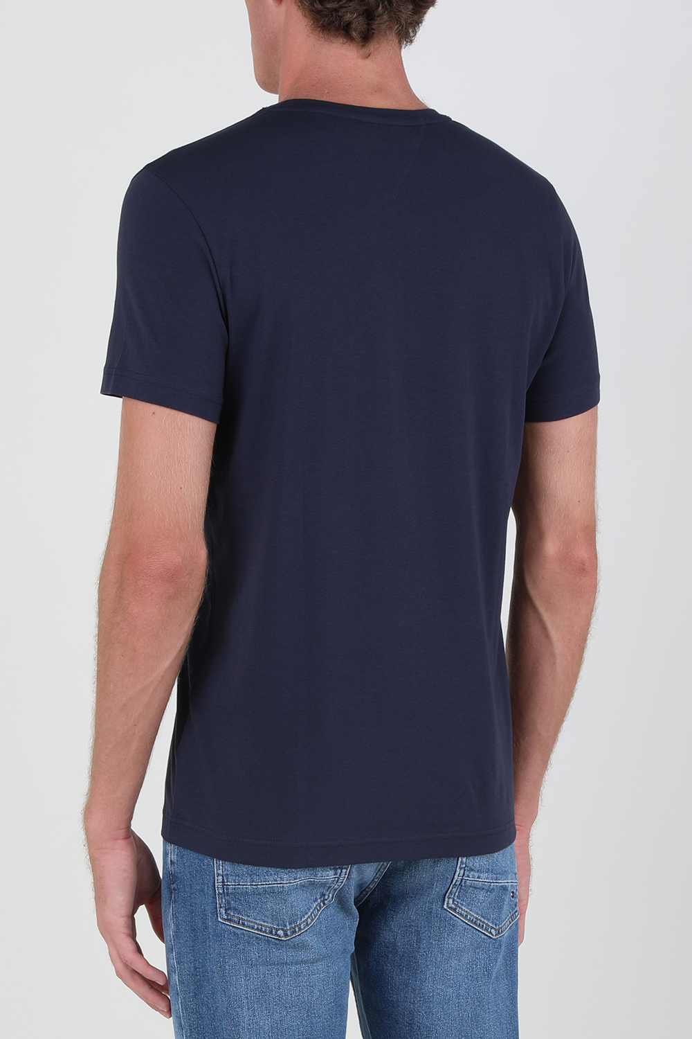 תמונת דוגמן אחורית של חולצת טי בייסיק