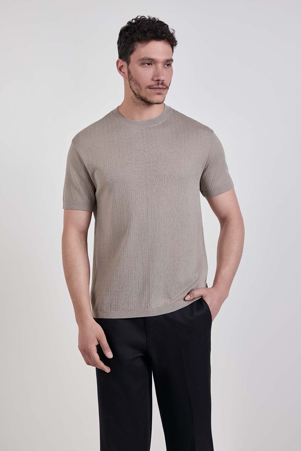 תמונת דוגמן קידמית של חולצת טי בגזרת סלים