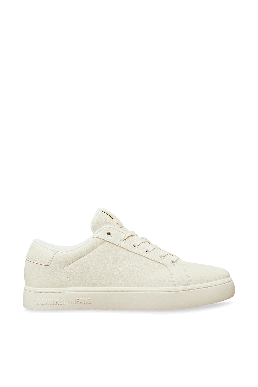 תמונה קידמית של נעלי סניקרס