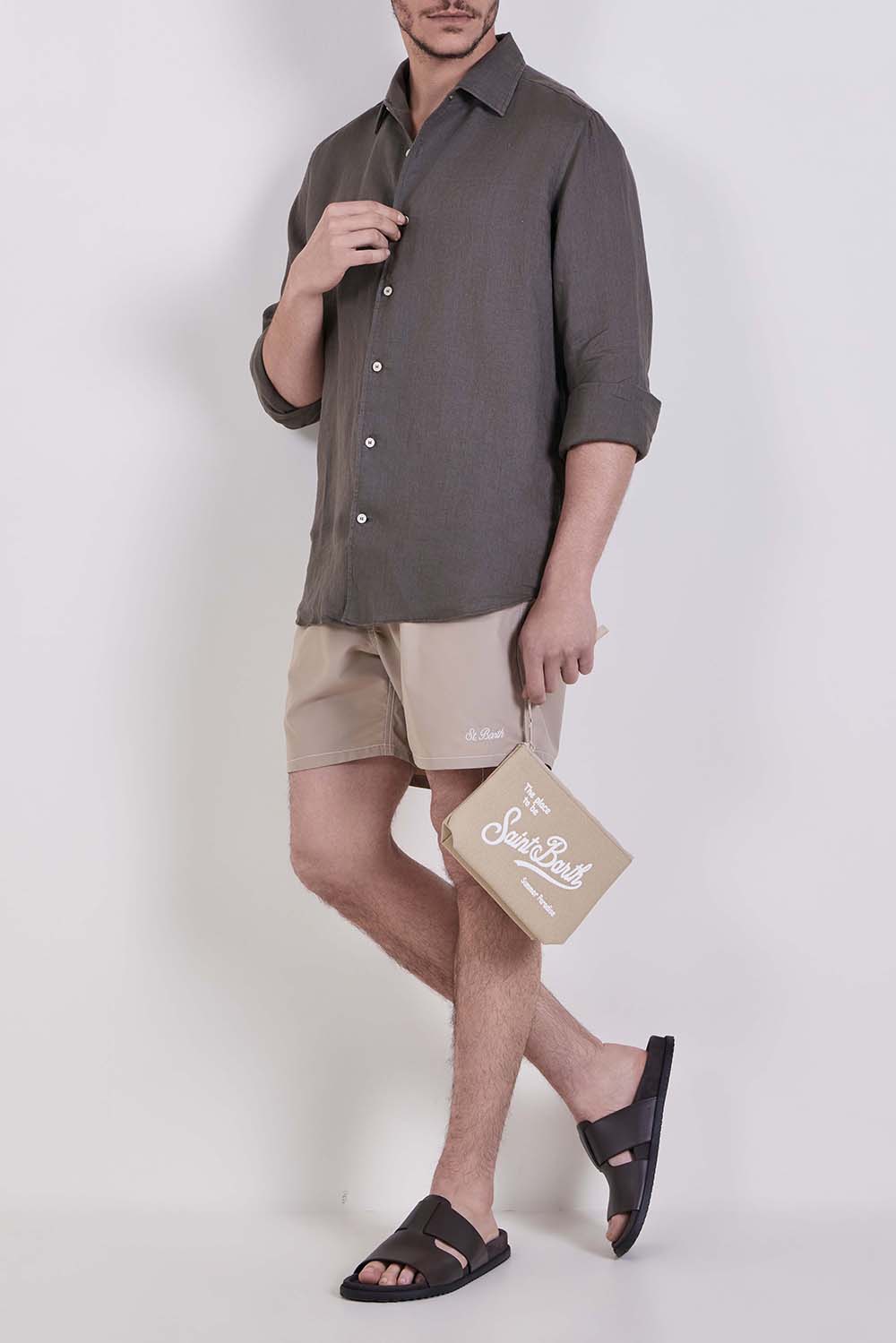 תמונת דוגמן קידמית של כפכפי סלייד עור