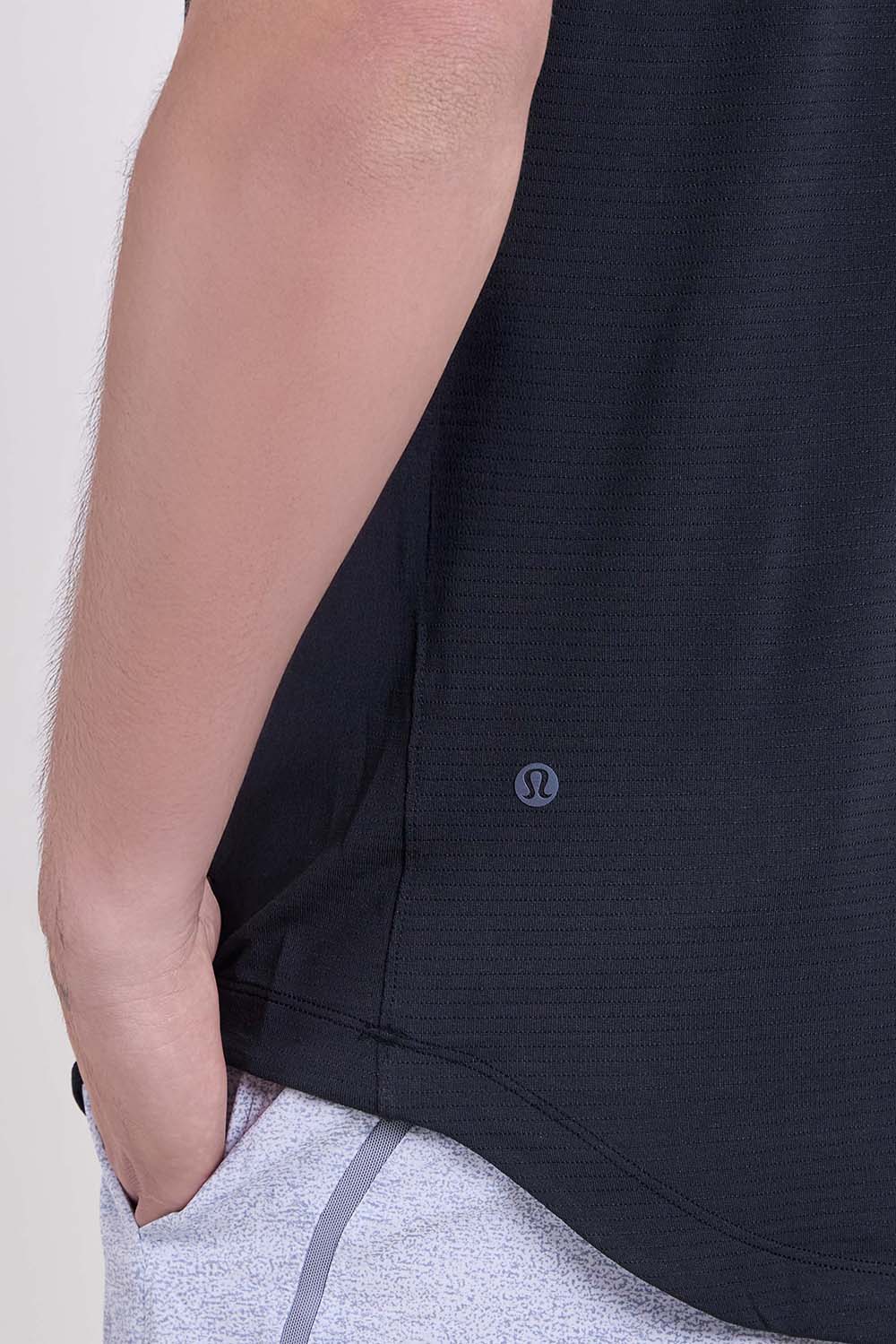 תמונת תקריב דוגמן של License to Train Short Sleeve