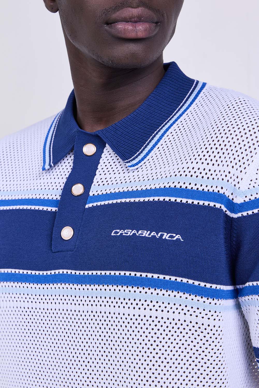 תמונת תקריב דוגמן של חולצת פולו בגזרה משוחררת