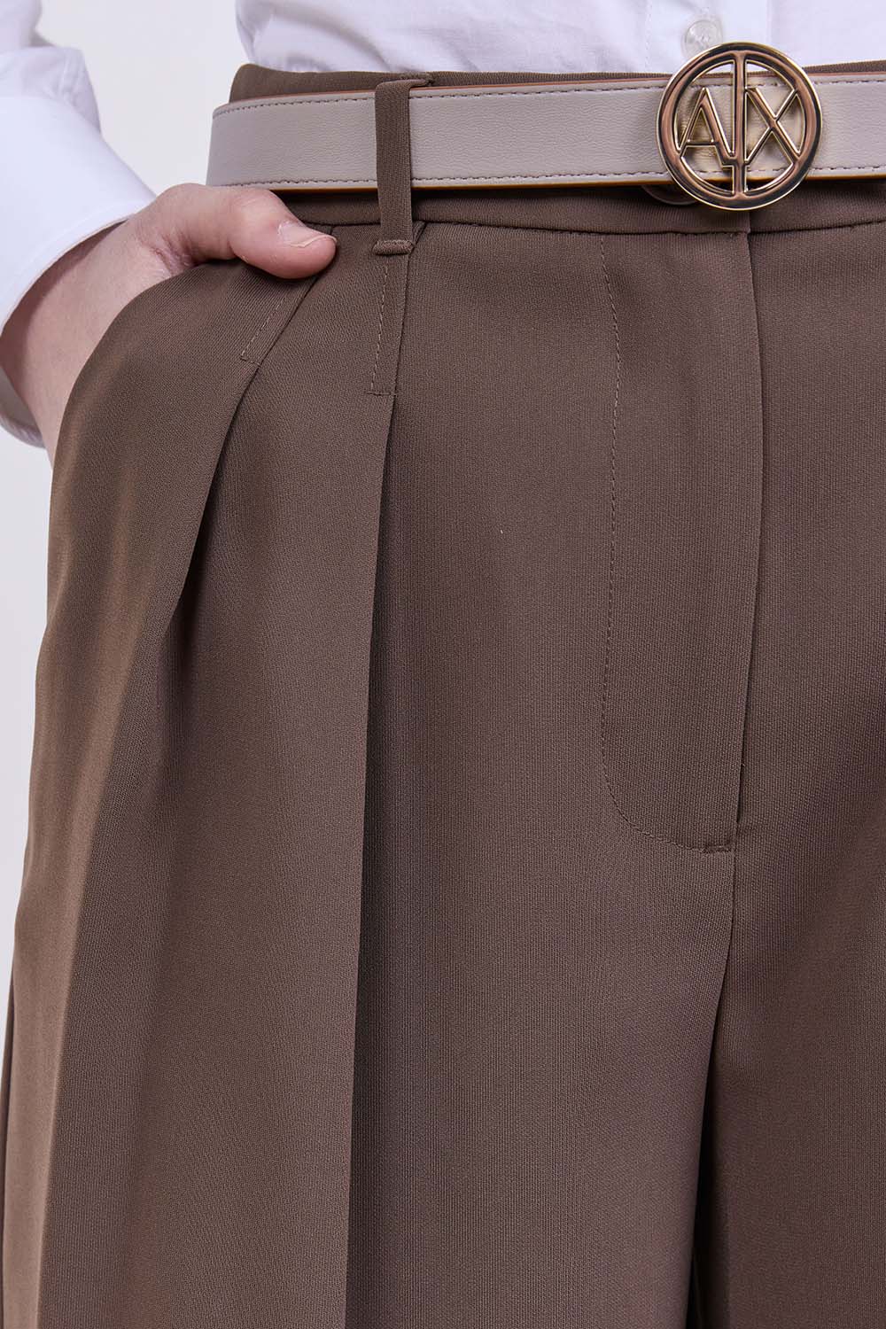 תמונת תקריב דוגמן של מכנסיים מחויטים