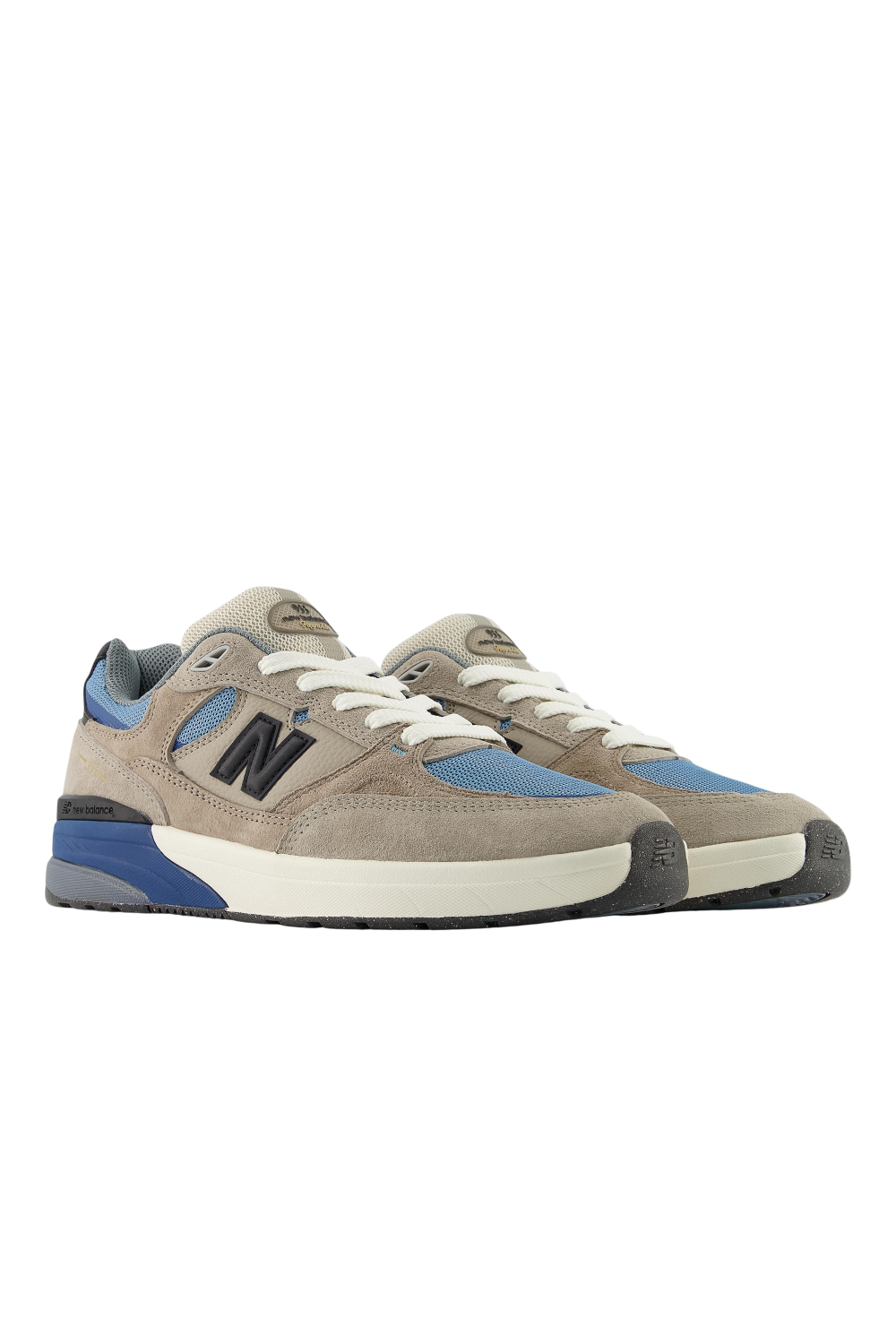 תמונת תקריב של נעלי סניקרס 933 נומריק x אנדרו ריינולדס