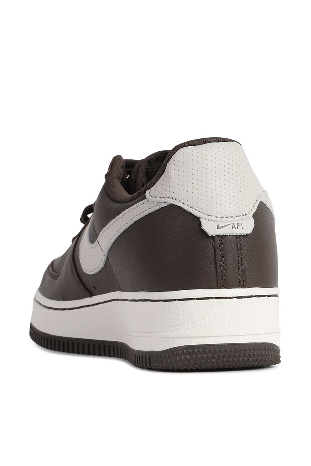 תמונה אחורית של נעלי סניקרס אייר פורס בצבע חום