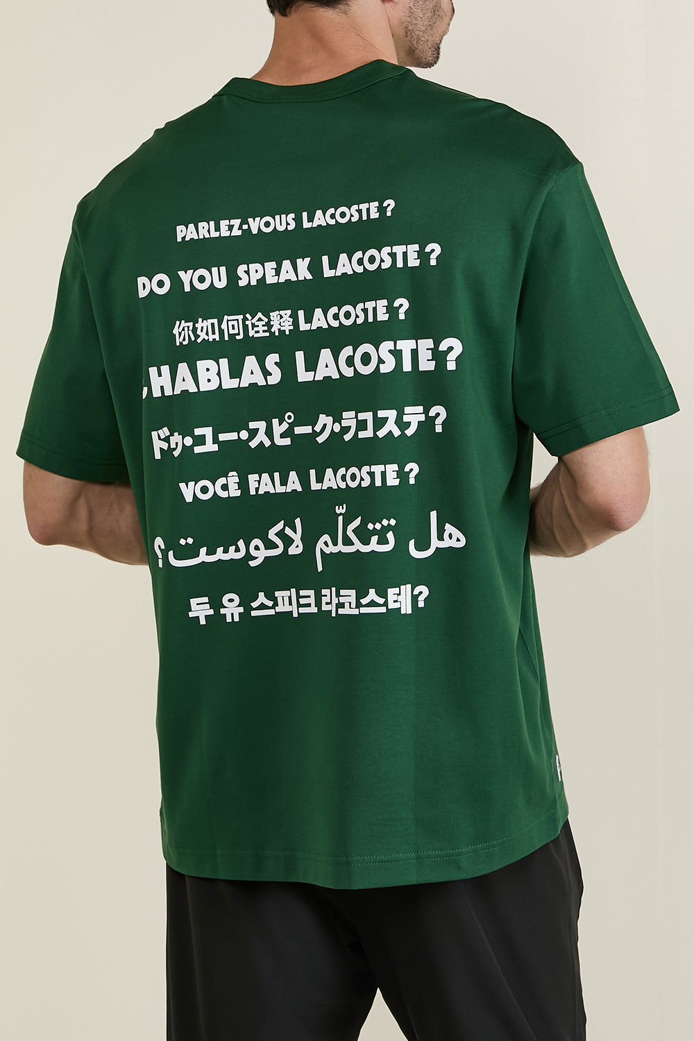 תמונת דוגמן אחורית של חולצת טי