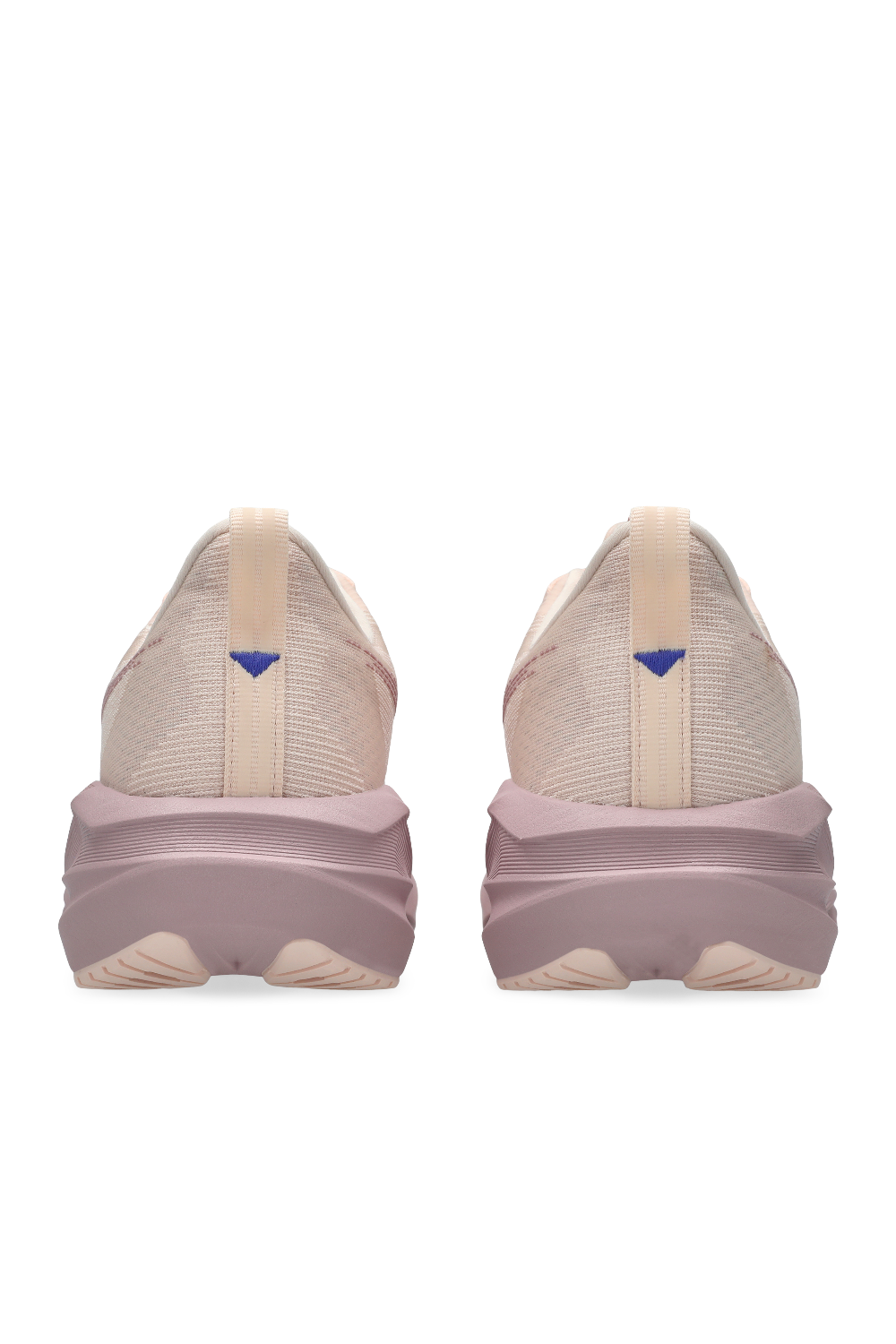 תמונת תקריב של נעלי ריצה נובהבלסט 5