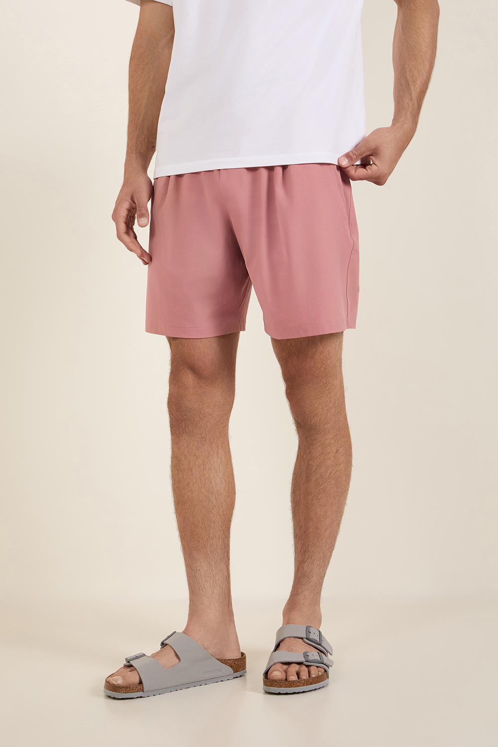 תמונת דוגמן קידמית של Balancer Woven Relaxed-Fit Short 7
