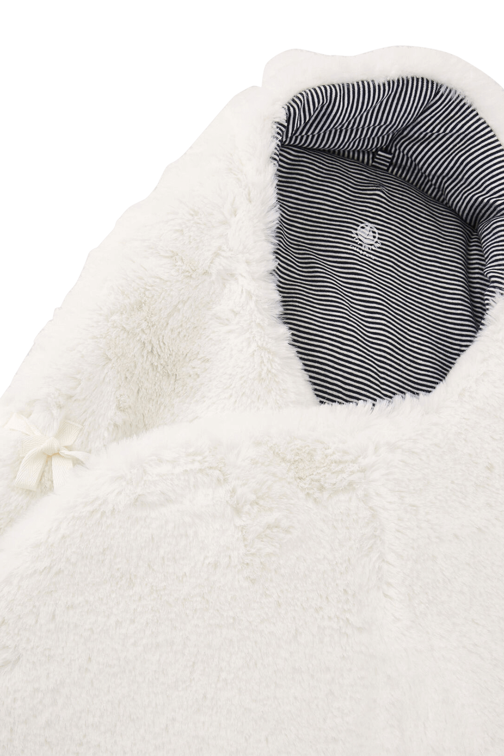 תמונת תקריב של NB-12 חודשים שק שינה בטקסטורה פרוותית