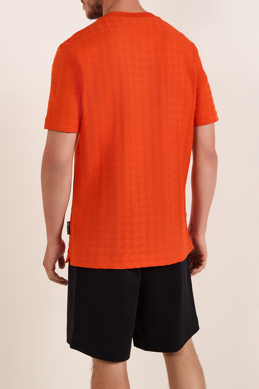 תמונת דוגמן אחורית של טישירט שרוול קצר