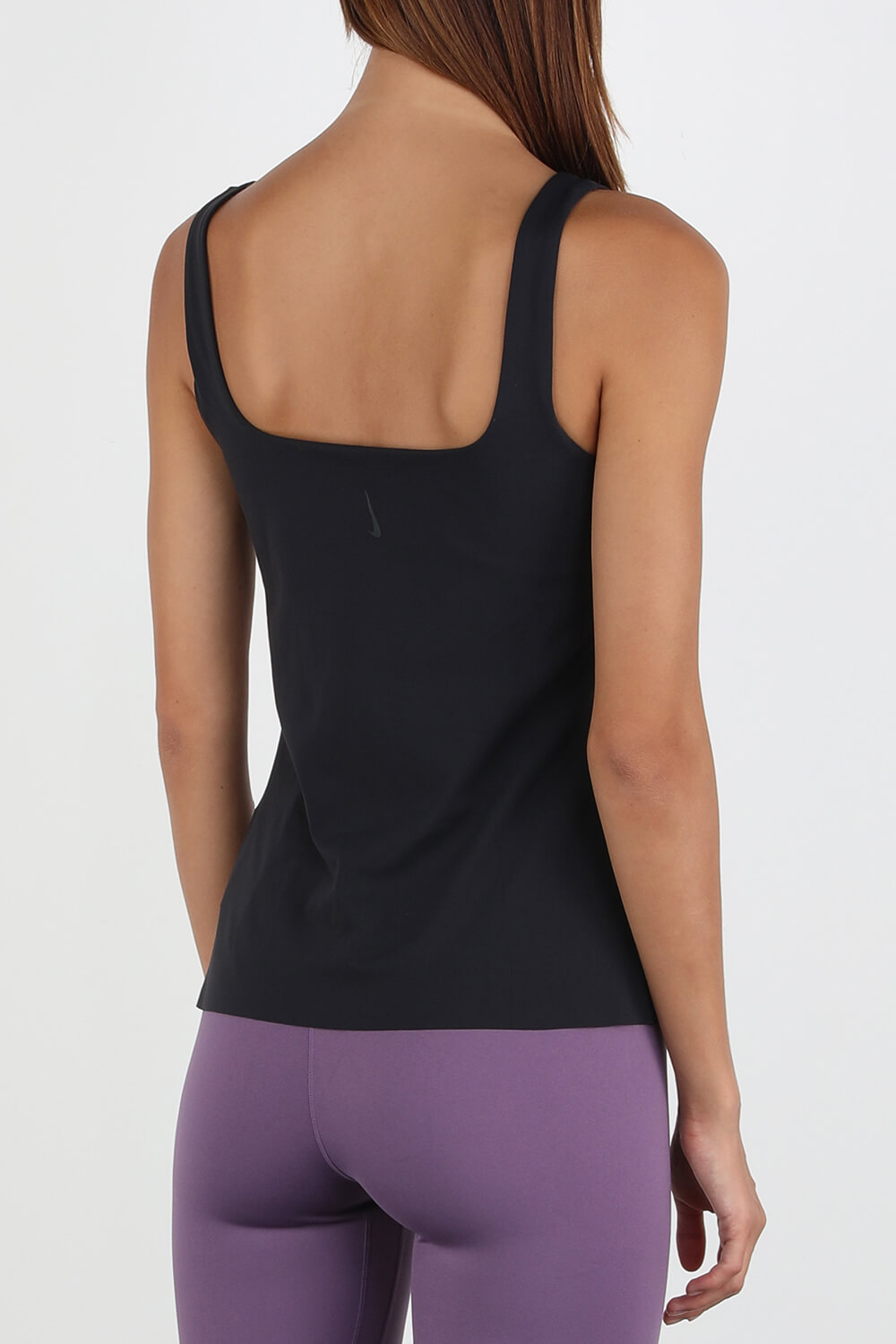 תמונת דוגמן אחורית של Nike Yoga Luxe Tank Top in Black