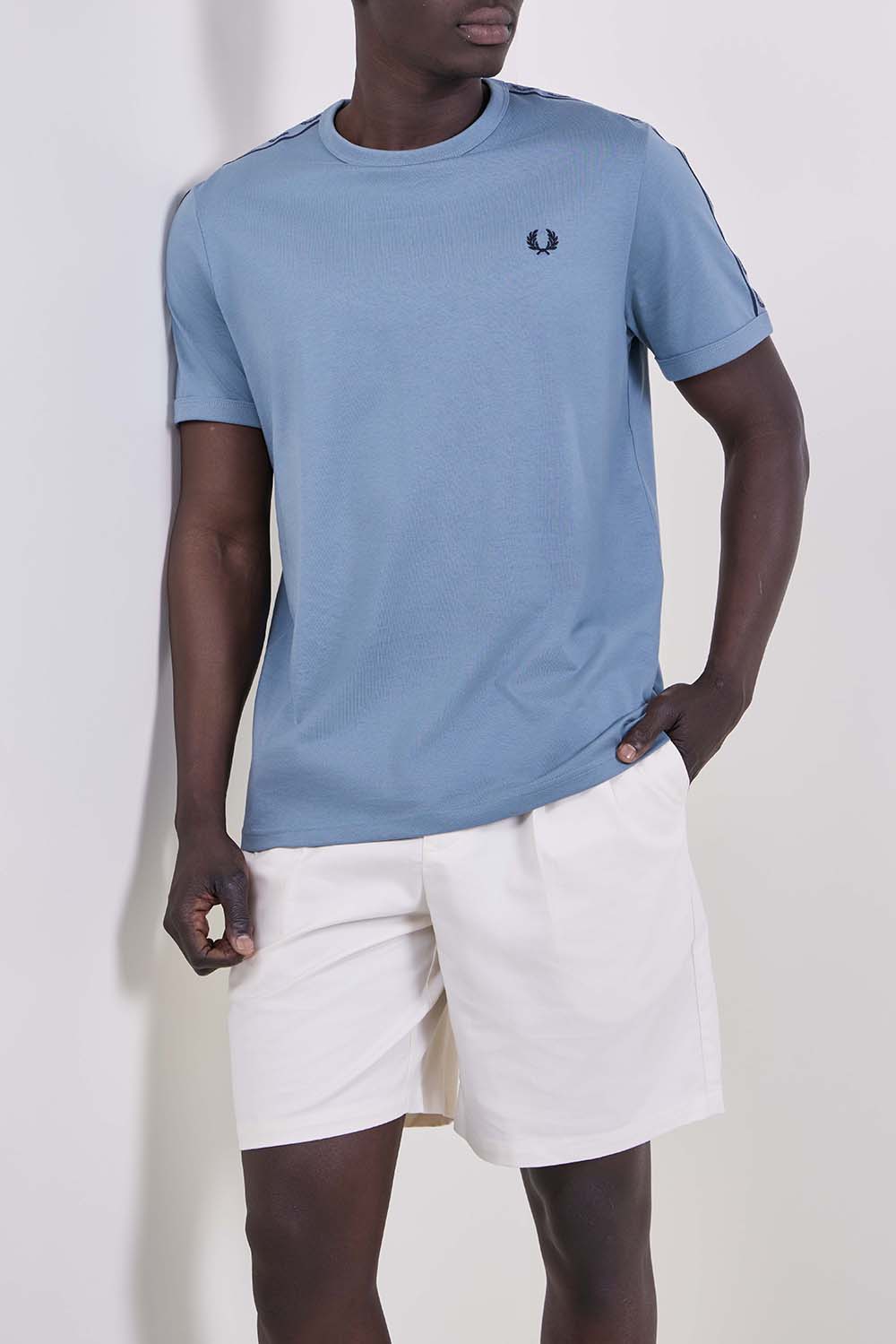 תמונת דוגמן קידמית של חולצת טי