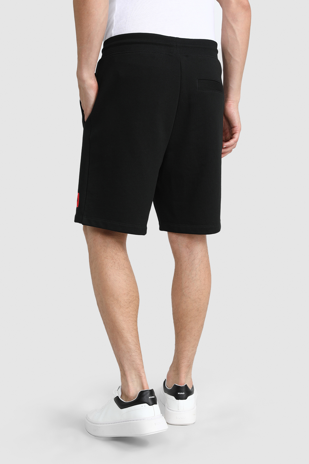 תמונת דוגמן אחורית של מכנסי ג'וג קצרים מכותנה