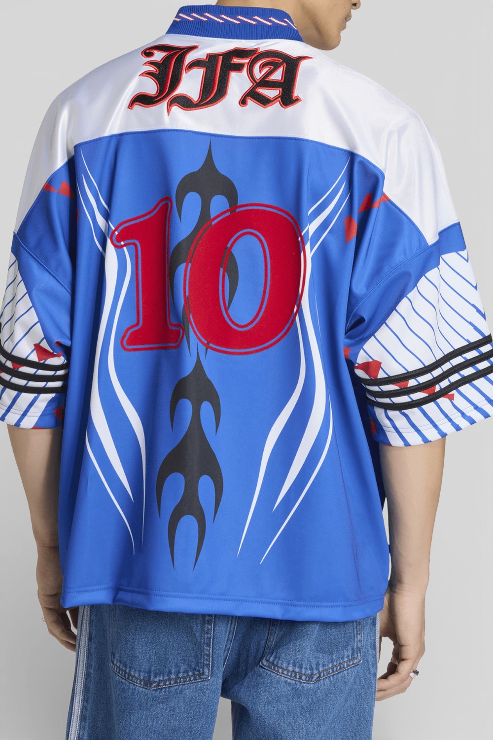 תמונת דוגמן אחורית של חולצת טי אוברסייז