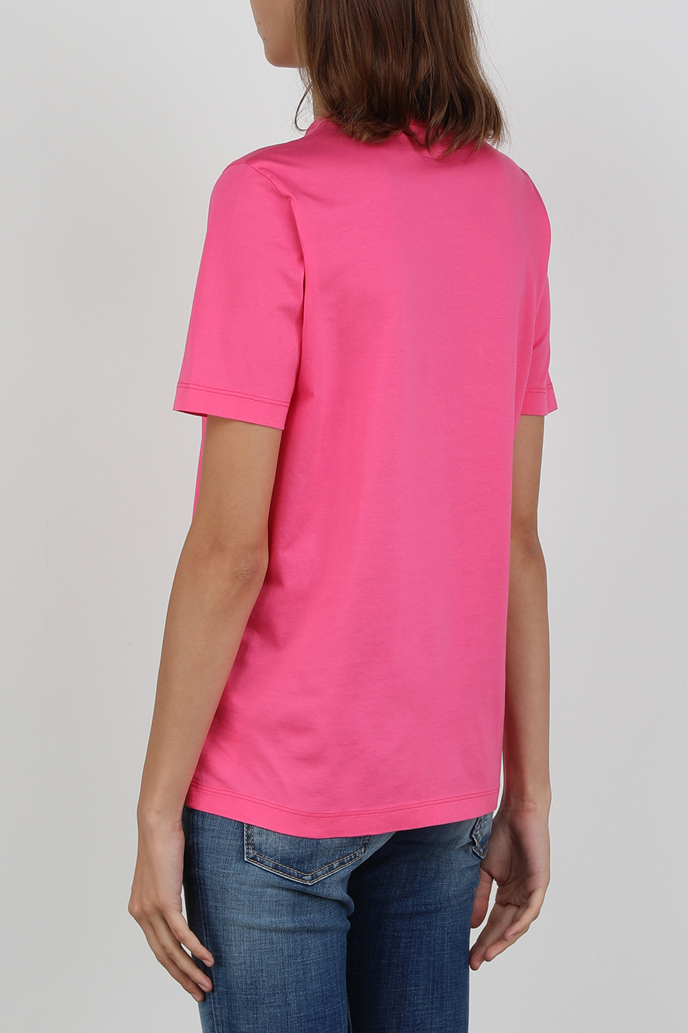 תמונת דוגמן אחורית של חולצת טי ורודה עם לוגו ירוק זוהר