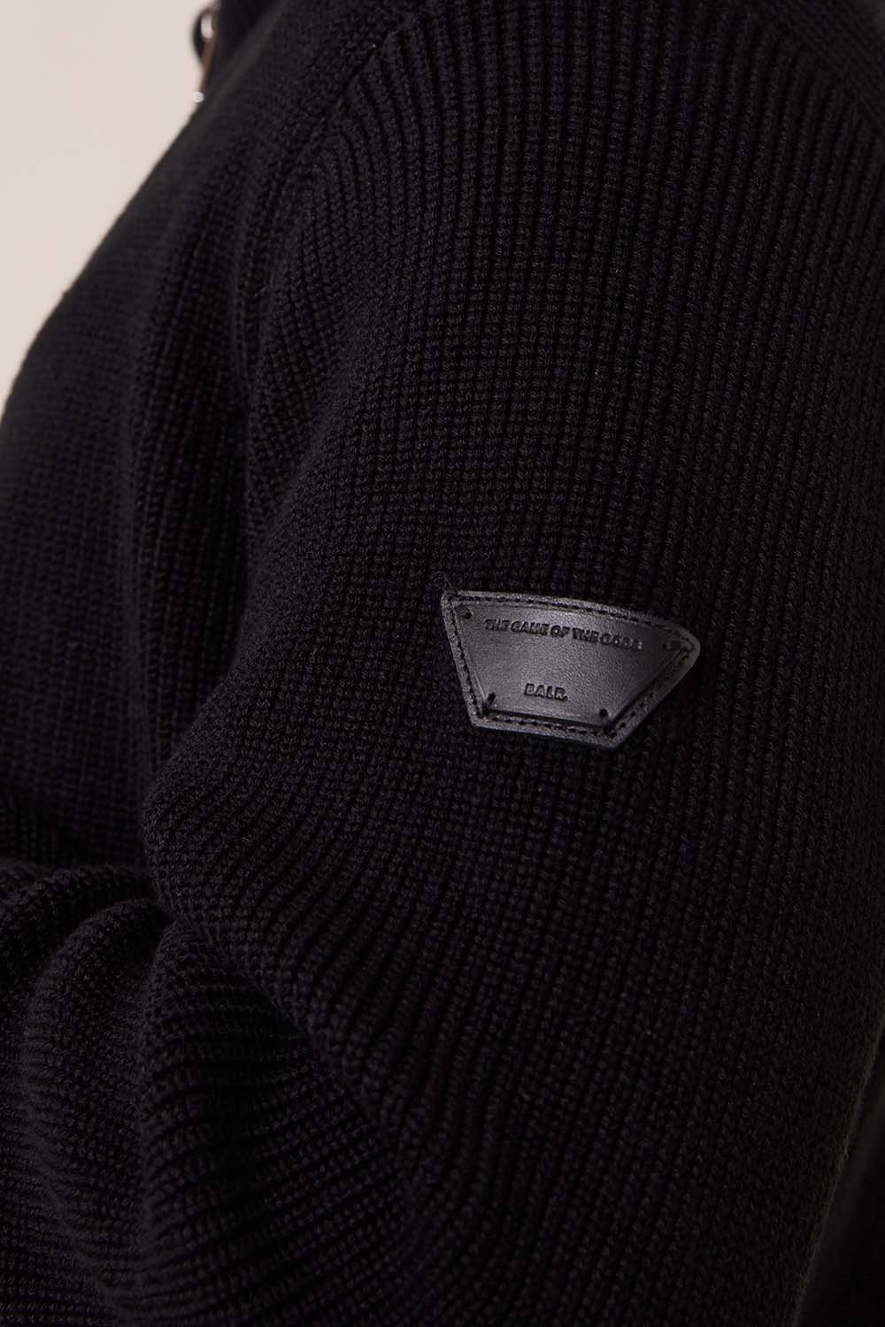 תמונת תקריב דוגמן של סריג עם רוכסן