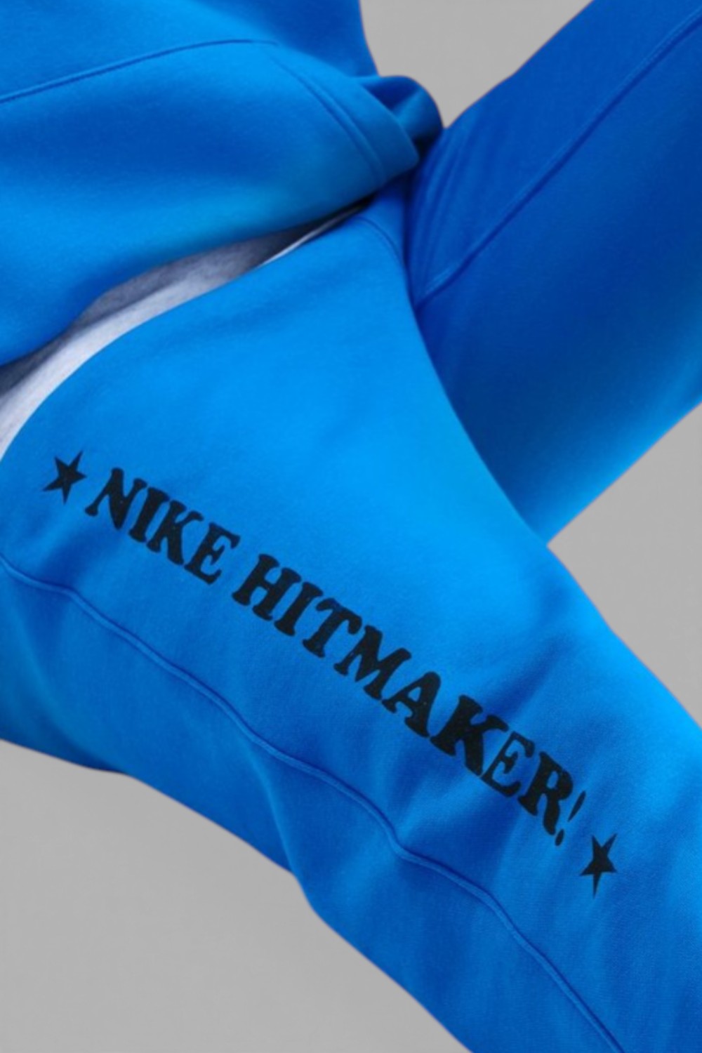 תמונת תקריב דוגמן של מכנסי ג'וגר נייקי X דברים מוזרים