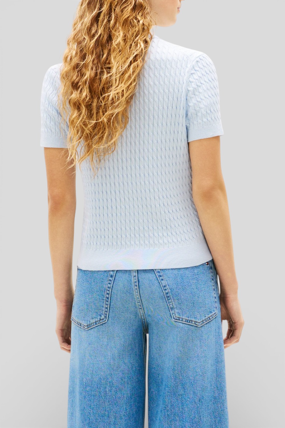 תמונת דוגמן אחורית של חולצת פולו סריג