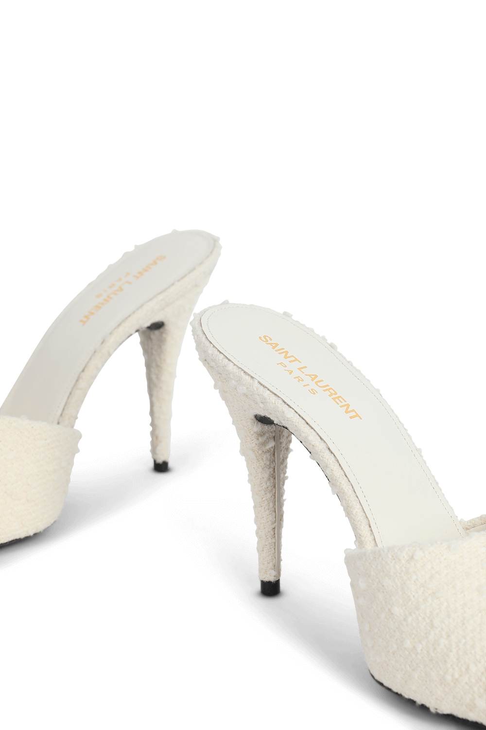 תמונת תקריב של נעלי עקב מצמר בצבע לבן