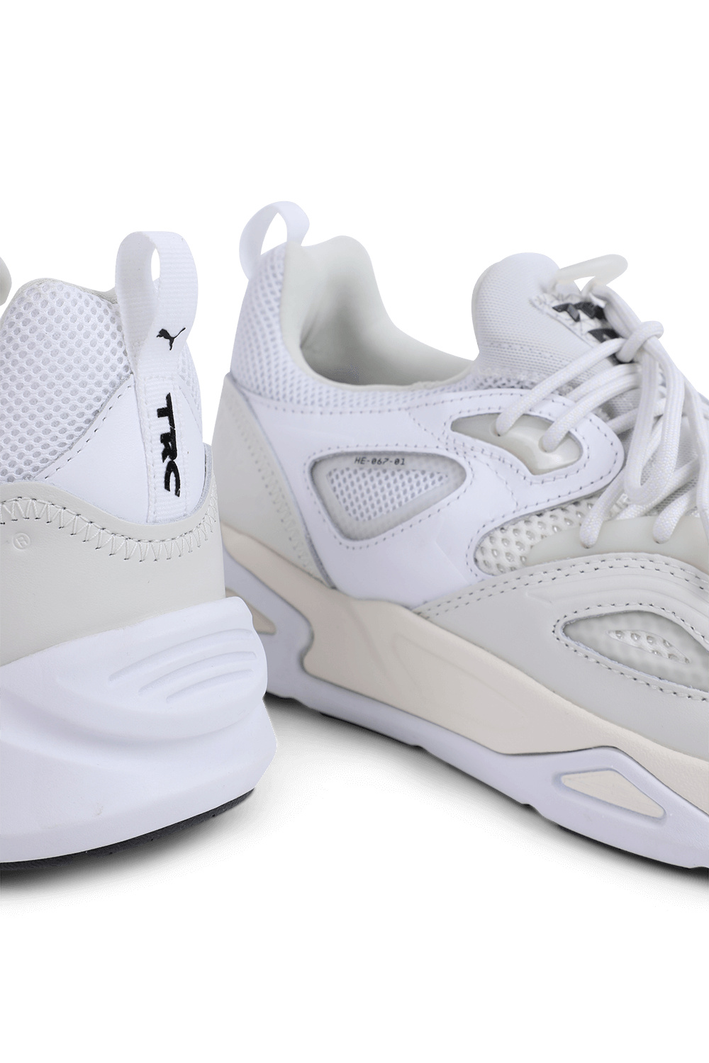 תמונת תקריב של סניקרס טי אר אס בלייז מעור