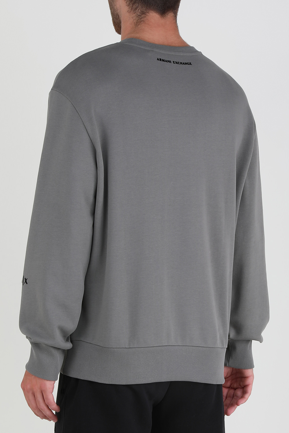 תמונת דוגמן אחורית של מעיל פאפר בצבע שחור