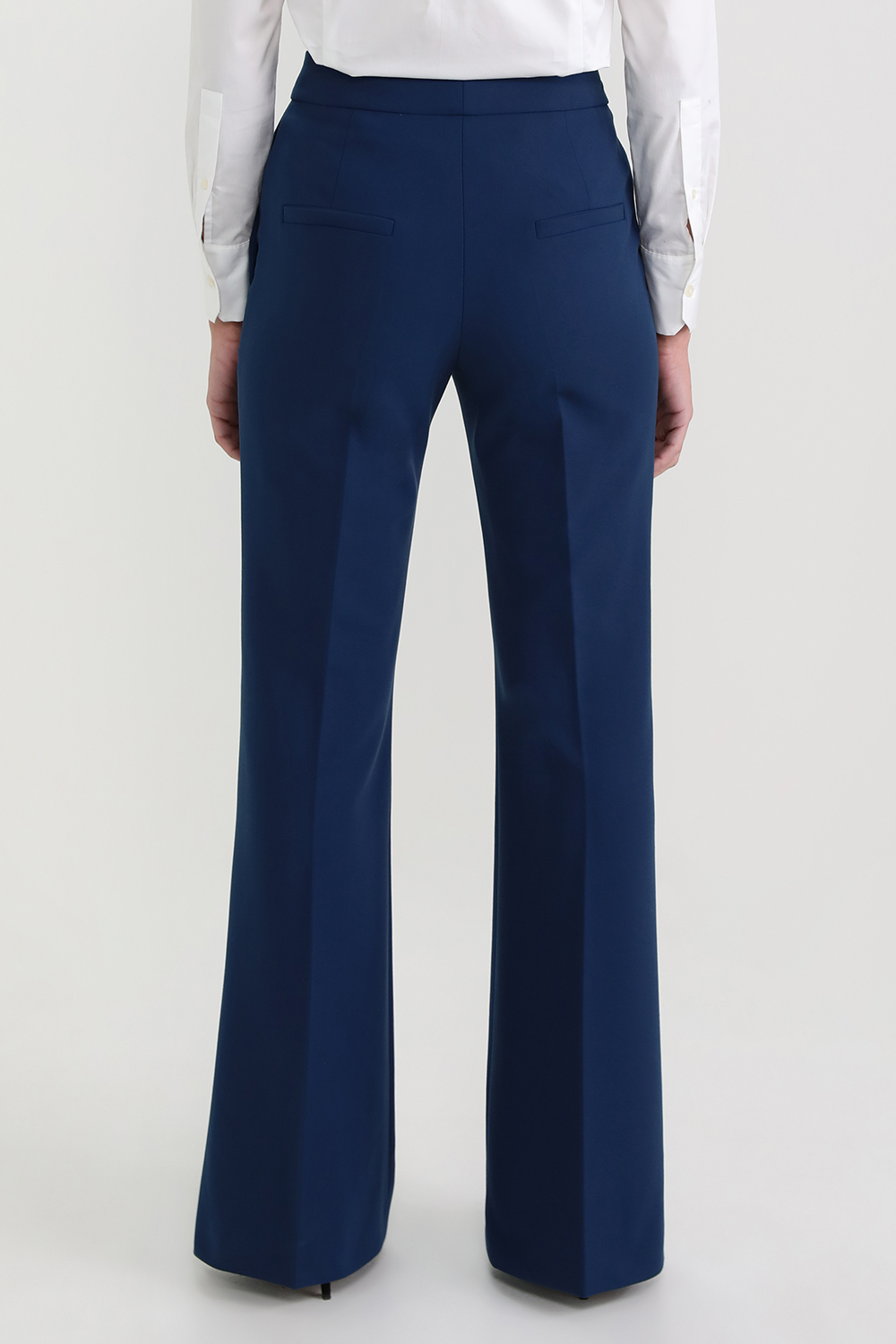 תמונת דוגמן אחורית של מכנסיים מחויטים בגזרה גבוהה