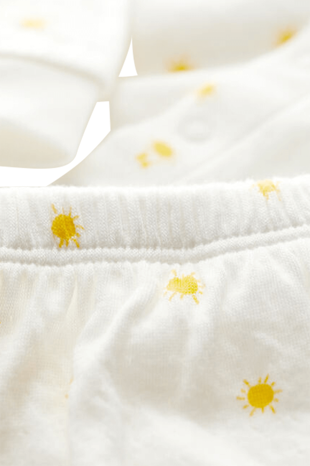 תמונת תקריב של גילאי NB-24 חודשים סט מכנסיים וקרדיגן עם הדפס שמש