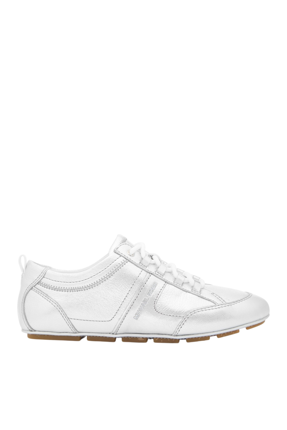 תמונה קידמית של נעלי סניקרס