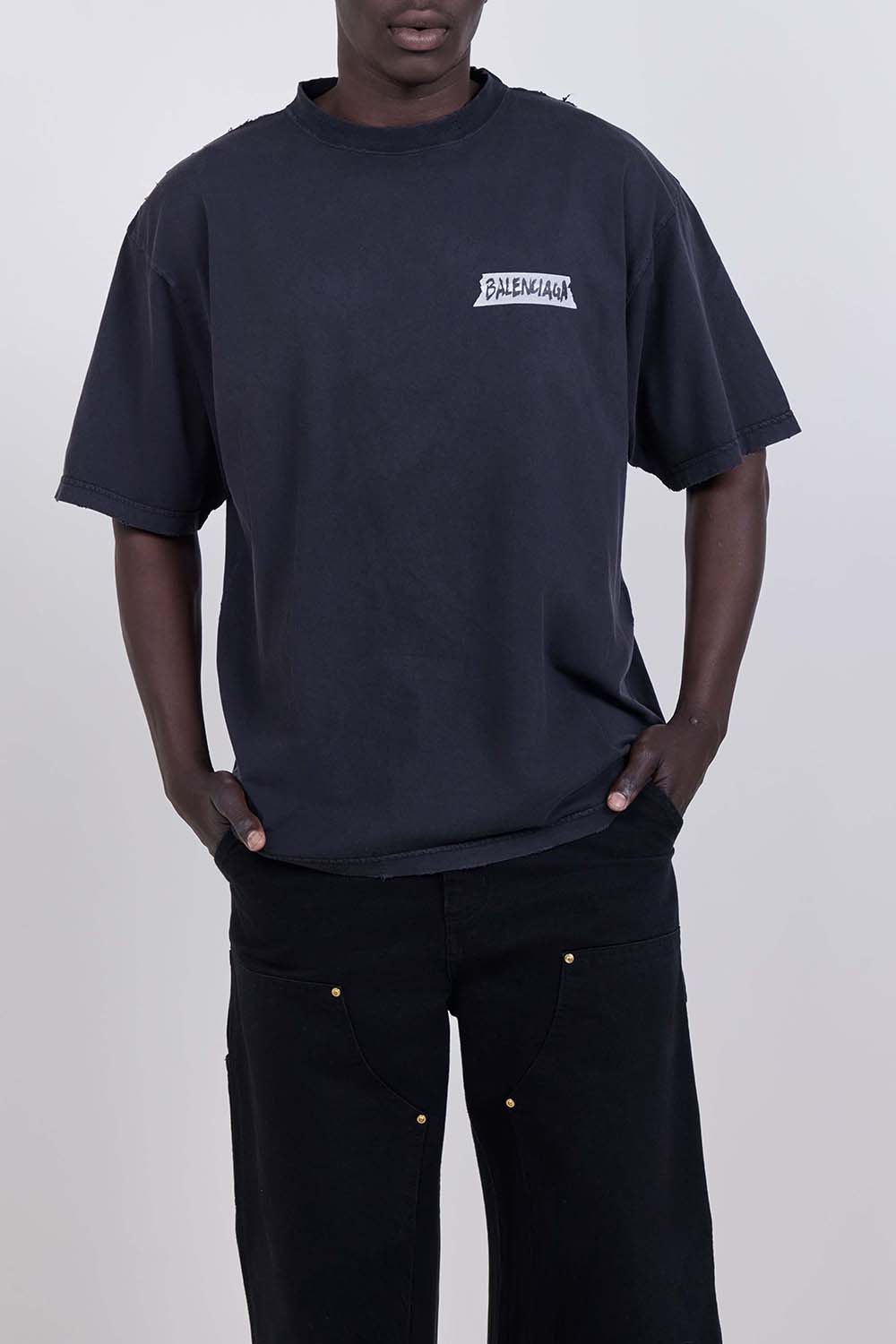 תמונת דוגמן קידמית של חולצת טי בגזרה משוחררת