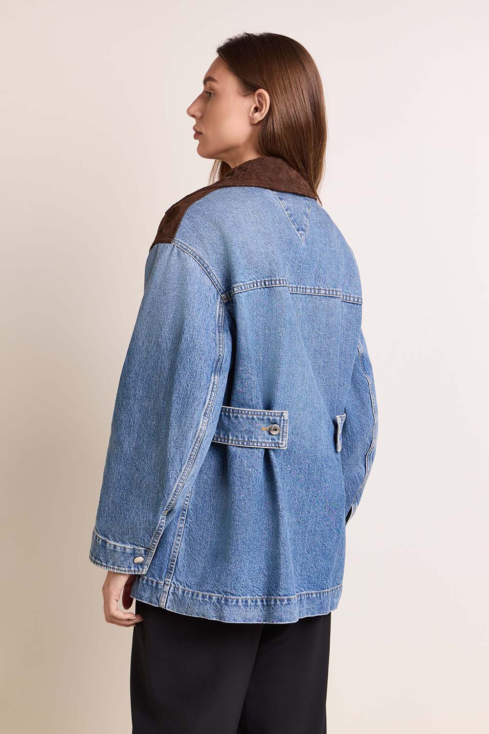 תמונת דוגמן אחורית של ז'קט ג'ינס מחויט