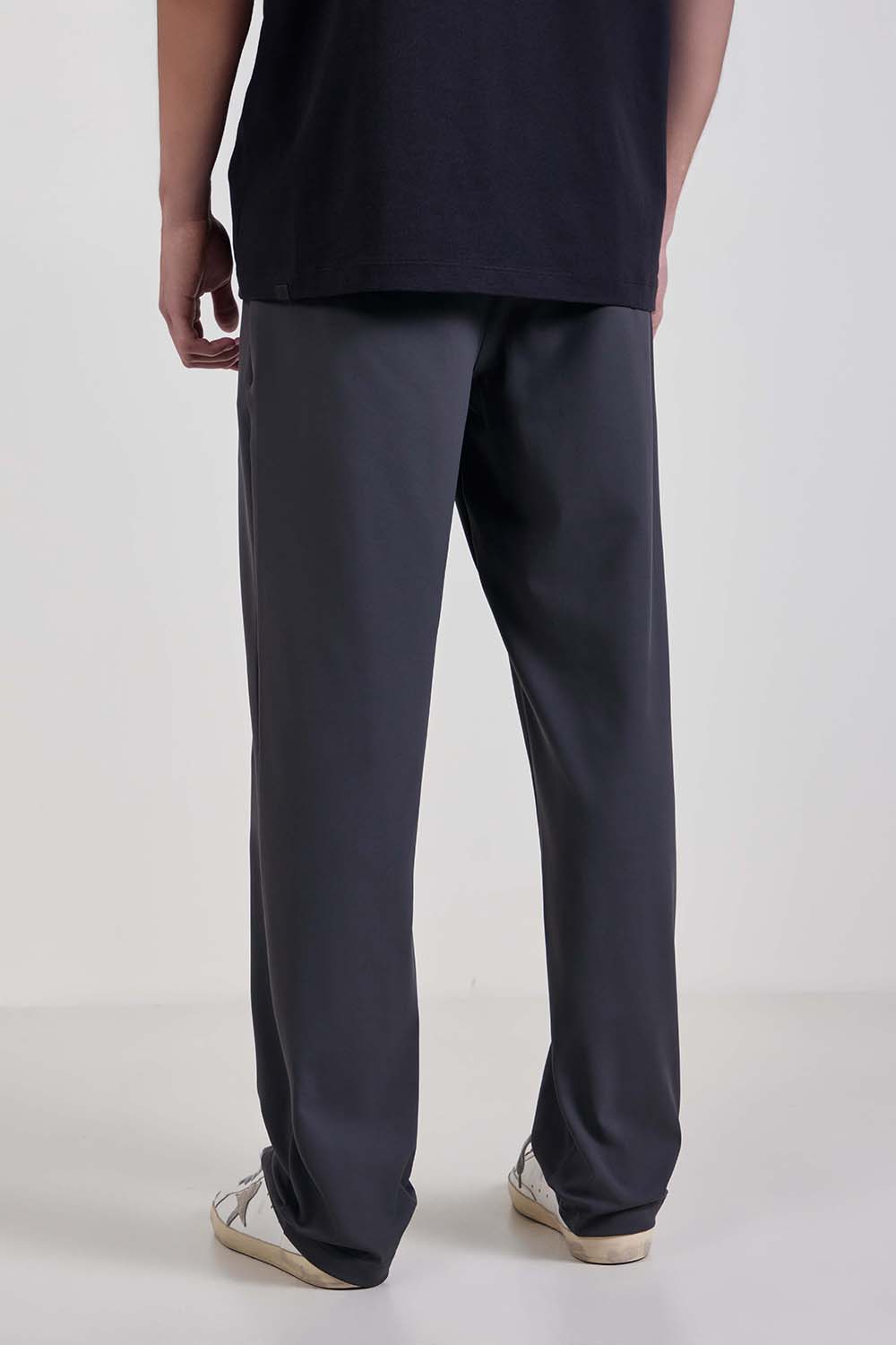 תמונת דוגמן אחורית של Men's Daydrift Classic-Fit Trouser Regular