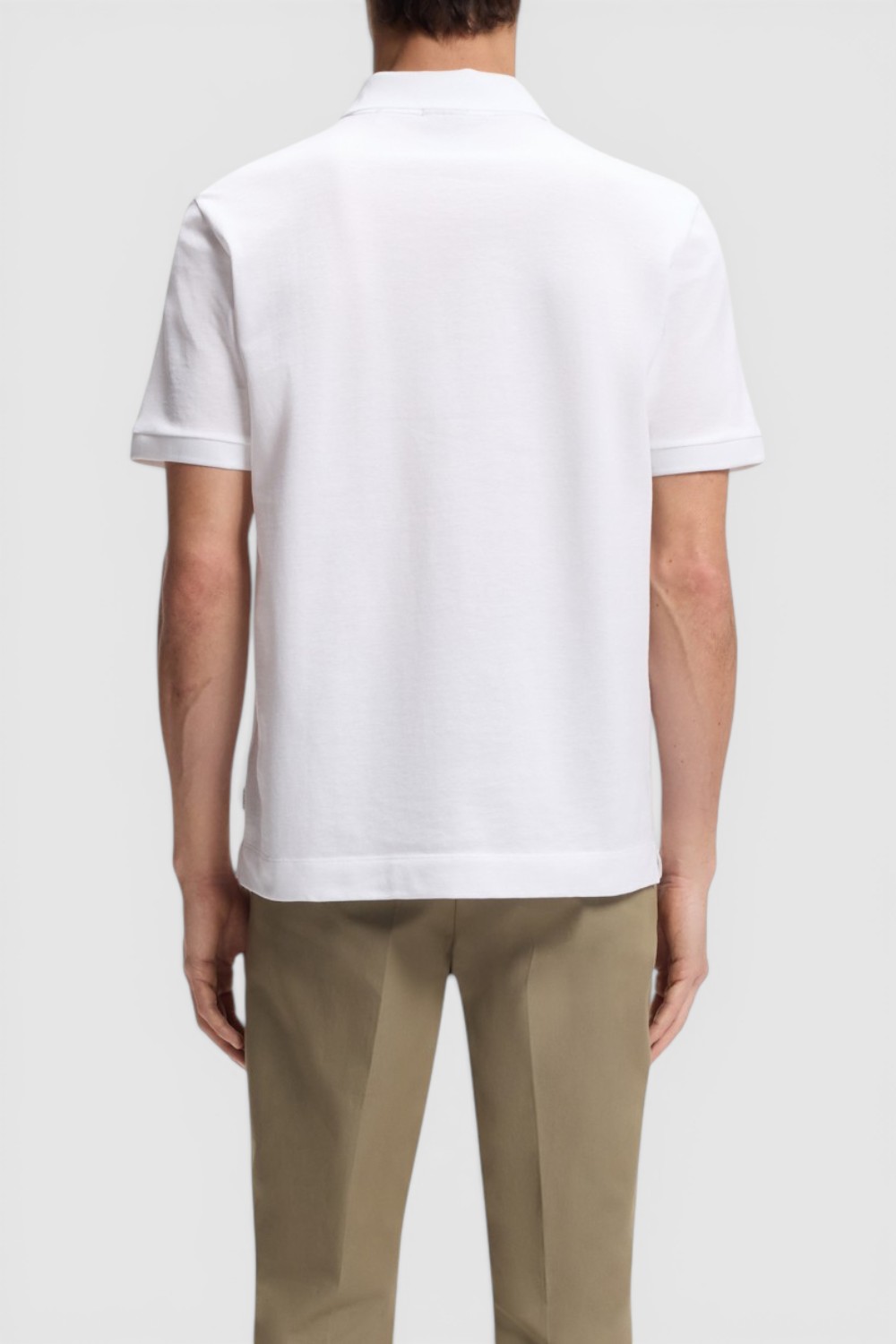 תמונת דוגמן אחורית של חולצת פולו בגזרה ישרה