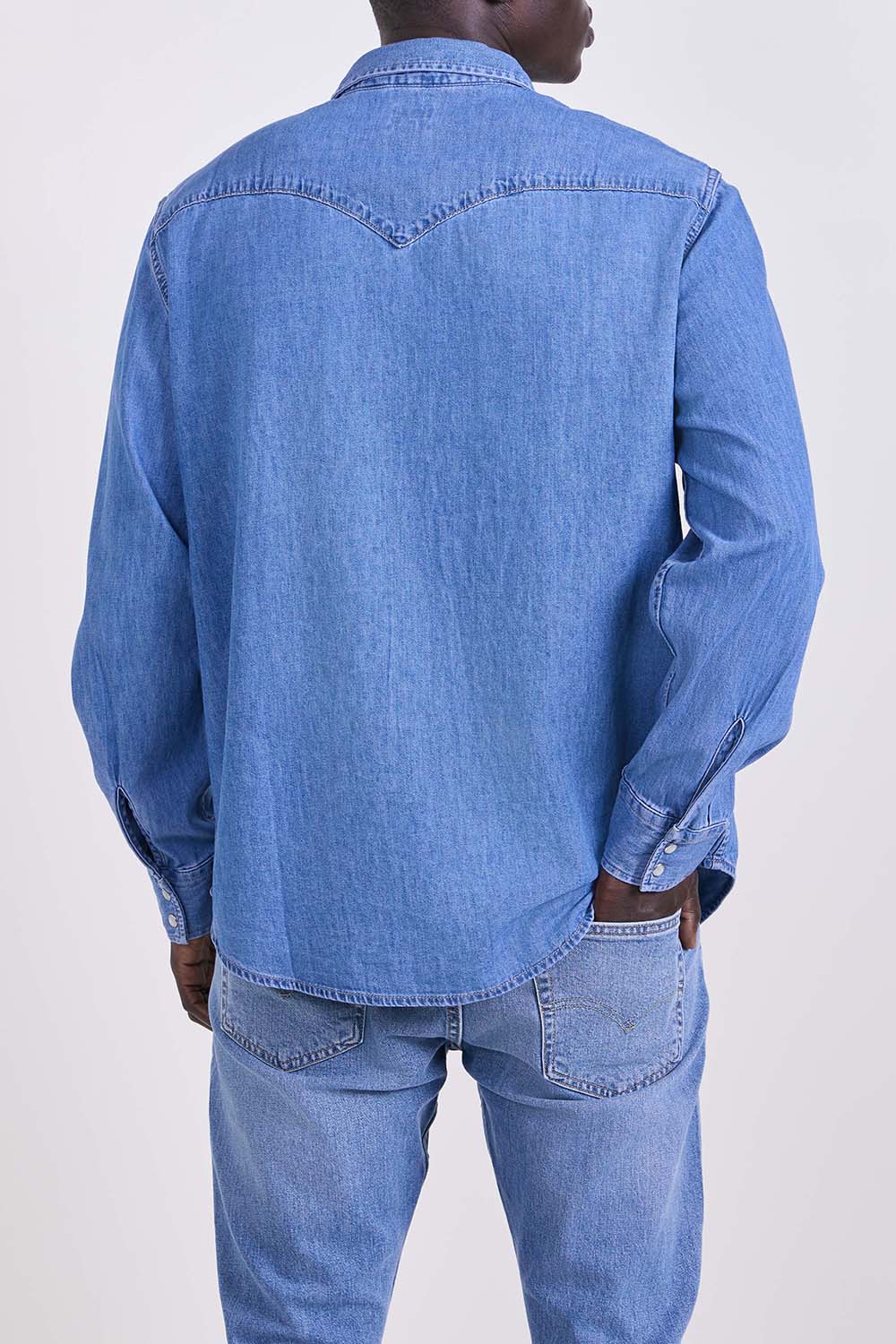 תמונת דוגמן אחורית של חולצת ג&rsquo;ינס