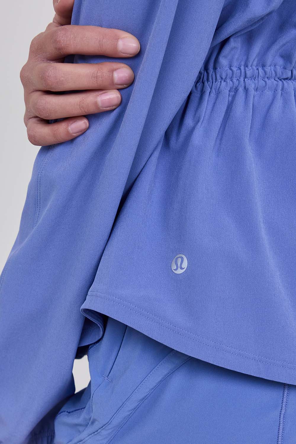 תמונת תקריב דוגמן של UV-Protective Cinch-Waist Running Jacket