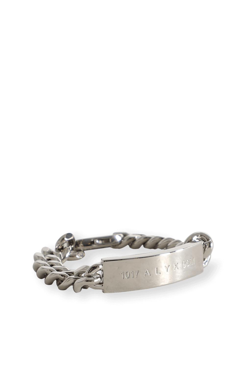 תמונה קידמית של צמיד חוליות עם לוחית מתכת