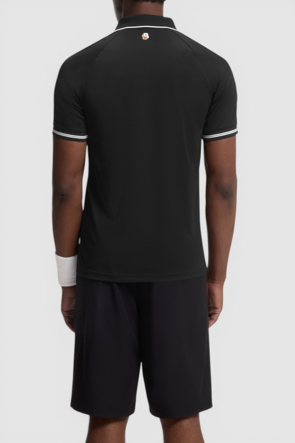 תמונת דוגמן אחורית של חולצת פולו בגזרת סלים