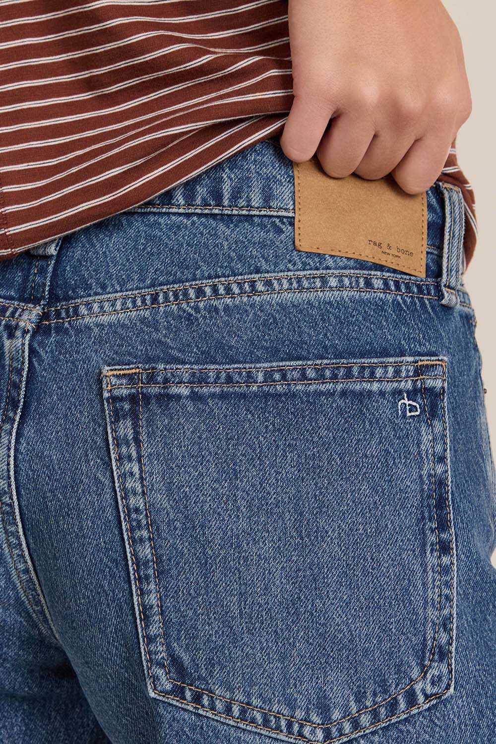 תמונת תקריב דוגמן של מכנסי ג'ינס בגזרה נמוכה