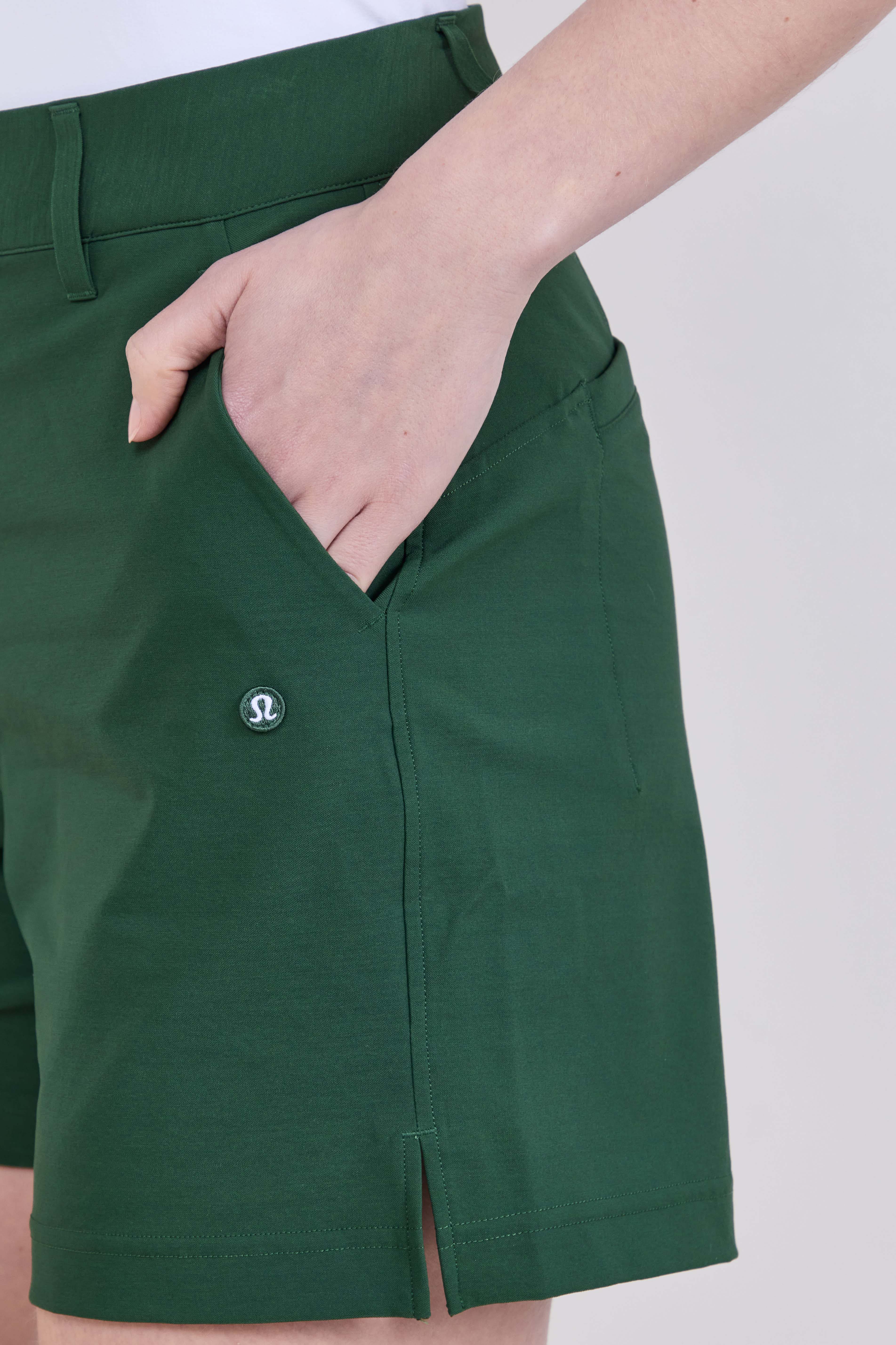 תמונת תקריב דוגמן של Stretch Twill Golf Short 5''