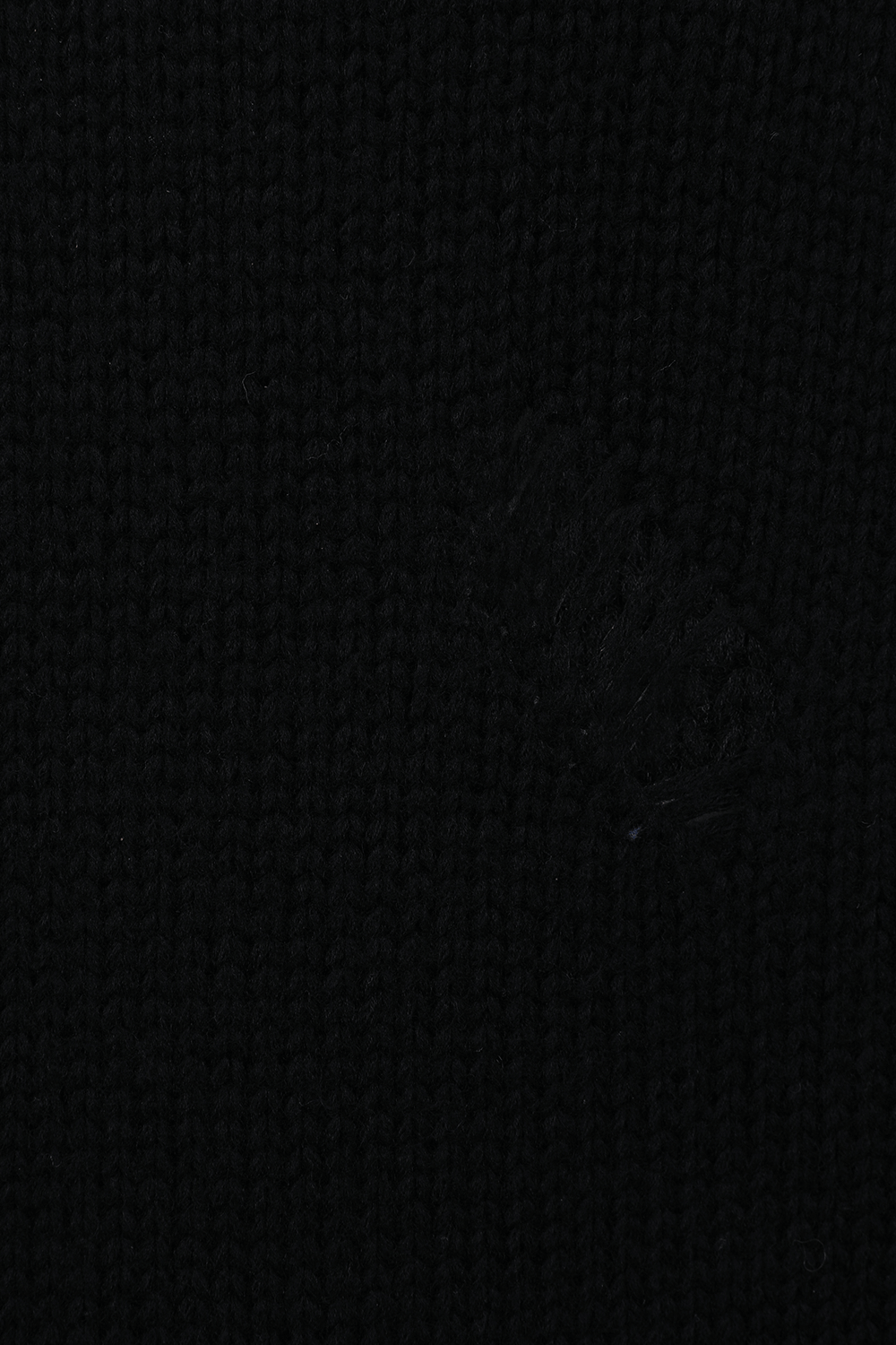 תמונה אחורית של סוודר עם קרעים מכותנה וצמר