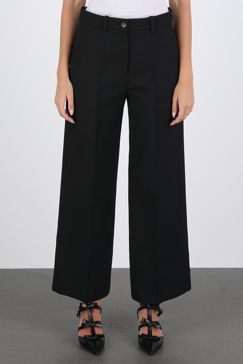 תמונת דוגמן קידמית של מכנסיים שחורים אלגנטיים מתרחבים