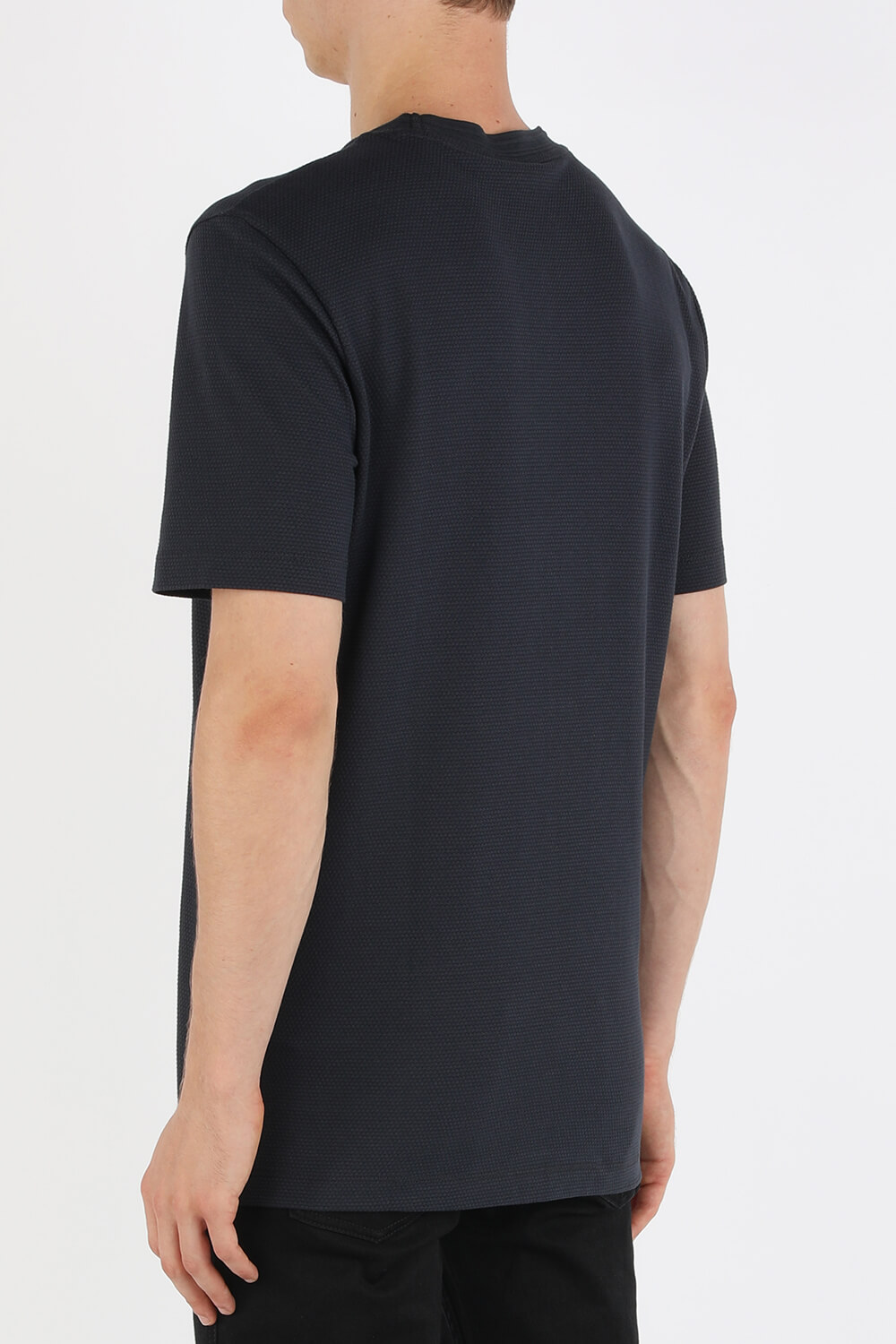 תמונת דוגמן אחורית של Tibrut Round Neck Tee in Black