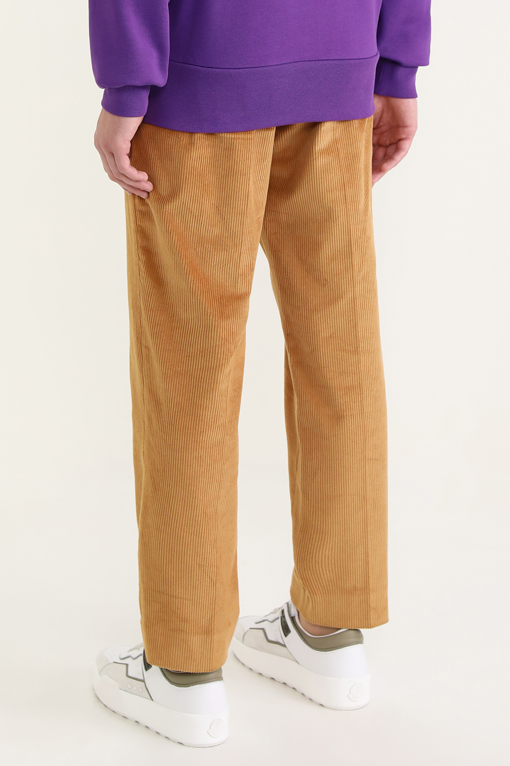 תמונת דוגמן אחורית של מכנסי קורדרוי