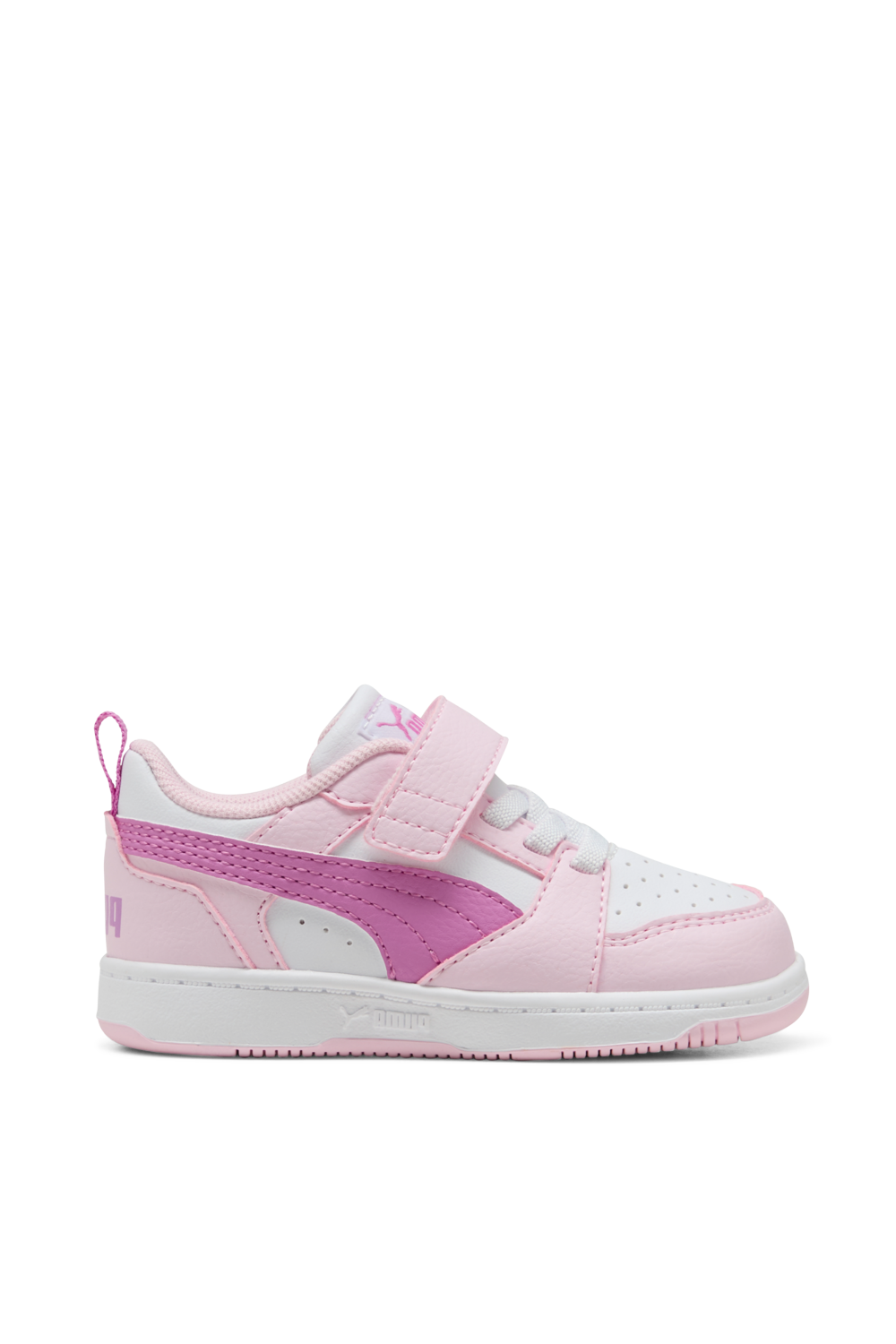 תמונה קידמית של נעלי סניקרס